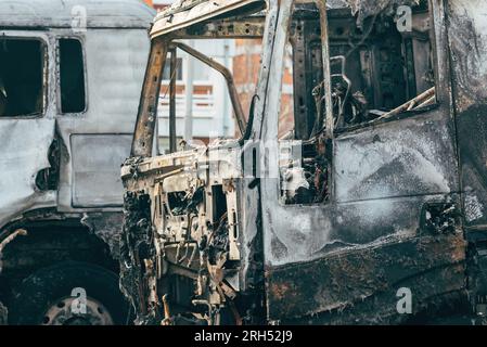 Semi-autocarro inghiottito da fiamme dopo un incidente stradale bruciato e danneggiato, messa a fuoco selettiva Foto Stock