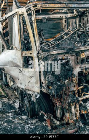 Semi-autocarro inghiottito da fiamme dopo un incidente stradale bruciato e danneggiato, messa a fuoco selettiva Foto Stock