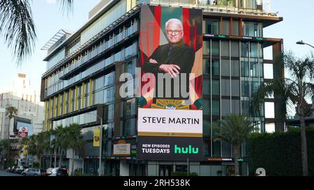 Los Angeles, California, USA 12 agosto 2023 Steve Martin Only Murders in the Building Billboard a Pendry su Sunset Blvd il 12 agosto 2023 a Los Angeles, California, USA. Foto di Barry King/Alamy Stock Photo Foto Stock
