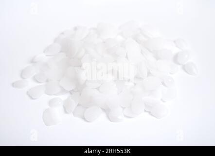 Idrossido di potassio o potassio caustico su sfondo bianco. Foto Stock