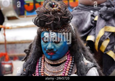 India. 13 agosto 2023. Un artista indiano vestito con le sembianze del signore Shiva insieme ai devoti indù prendono parte a una processione religiosa durante il mese santo di Shravan, ad Ajmer, Rajasthan, India, il 13 agosto 2023. Foto di ABACAPRESS.COM Credit: Abaca Press/Alamy Live News Foto Stock