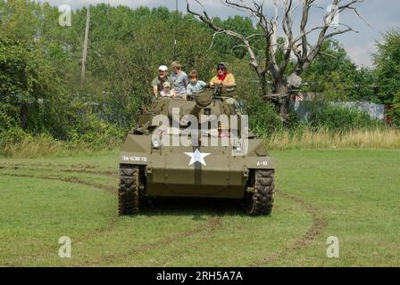Carro armato M18 Hellcat della seconda guerra mondiale, 76 mm Gun Motor Carriage M18, in fase di dimostrazione in un evento di rievocazione militare a Damyns Hall, Essex, Regno Unito Foto Stock