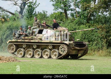 Carro armato tedesco è stato messo in piedi per il pubblico in un evento di rievocazione militare a Damyns Hall, Essex, Regno Unito. Panzer III Tank Replica 211, Freya Foto Stock