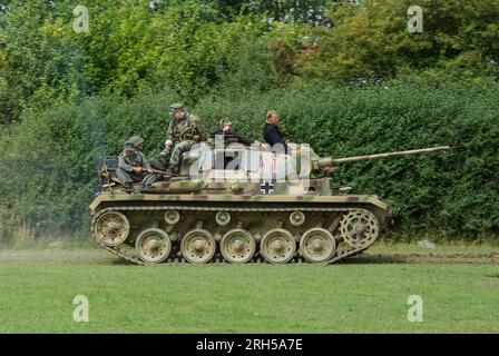 Carro armato tedesco è stato messo in piedi per il pubblico in un evento di rievocazione militare a Damyns Hall, Essex, Regno Unito. Panzer III Tank Replica 211, Freya Foto Stock