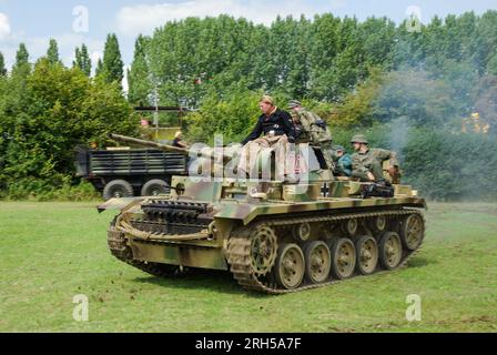 Carro armato tedesco è stato messo in piedi per il pubblico in un evento di rievocazione militare a Damyns Hall, Essex, Regno Unito. Panzer III Tank Replica 211, Freya Foto Stock