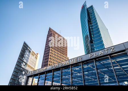 Berlino, Germania - 11 agosto 2023 la potsdamer platz di berlino con edifici moderni Foto Stock