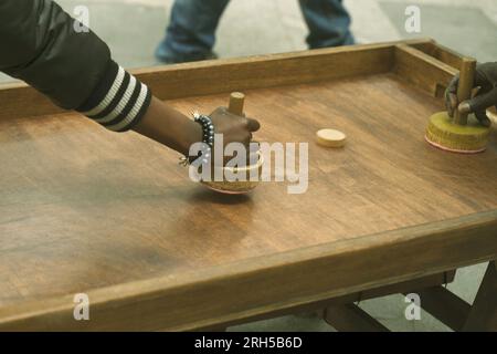 Gli adolescenti africani giocano a hockey su strada, primo piano di mani. Foto Stock