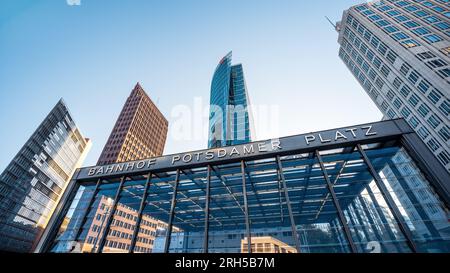 Berlino, Germania - 11 agosto 2023 la potsdamer platz di berlino con edifici moderni Foto Stock