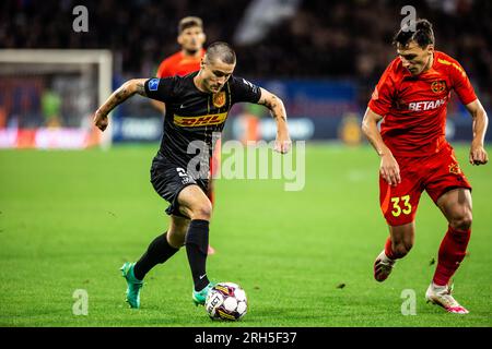 Bucarest, Romania. 10 agosto 2023. Oliver Villadsen (23) del FC Nordsjaelland e Risto Radunovic (33) del FCSB visti durante la partita di qualificazione alla UEFA Conference League tra FCSB e FC Nordsjaelland allo Stadionul Steaua di Bucarest. (Foto: Gonzales Photo - Dejan Obretkovic). Foto Stock