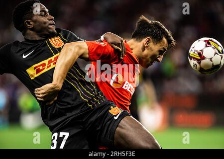 Bucarest, Romania. 10 agosto 2023. Ernest Nuamah (37) del FC Nordsjaelland e Risto Radunovic (33) del FCSB visti durante la partita di qualificazione della UEFA Conference League tra FCSB e FC Nordsjaelland allo Stadionul Steaua di Bucarest. (Foto: Gonzales Photo - Dejan Obretkovic). Foto Stock