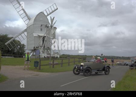 Un Morris Cowley Bullnose del 1923 si presenta per visitare il Great Chishill Windmill, Hertfordshire, durante il VSCC Hertfordshire Harvest Tour del 2023. Foto Stock
