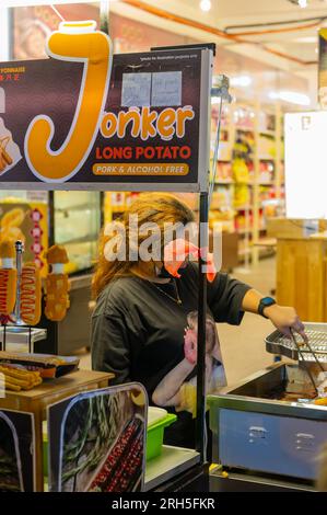 Patate lunghe al mercato notturno Jonker Walk, Malacca, Malesia Foto Stock