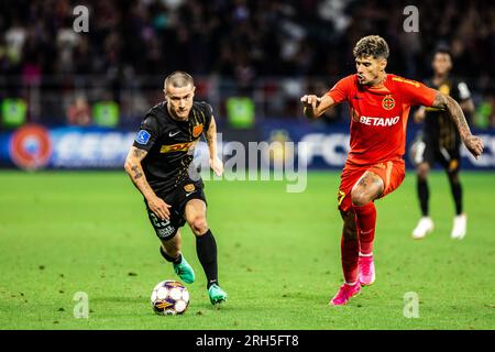 Bucarest, Romania. 10 agosto 2023. Oliver Villadsen (23) del FC Nordsjaelland e Florinel Coman (7) del FCSB visti durante la partita di qualificazione alla UEFA Conference League tra FCSB e FC Nordsjaelland allo Stadionul Steaua di Bucarest. (Foto: Gonzales Photo - Dejan Obretkovic). Foto Stock