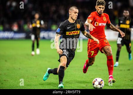 Bucarest, Romania. 10 agosto 2023. Oliver Villadsen (23) del FC Nordsjaelland e Florinel Coman (7) del FCSB visti durante la partita di qualificazione alla UEFA Conference League tra FCSB e FC Nordsjaelland allo Stadionul Steaua di Bucarest. (Foto: Gonzales Photo - Dejan Obretkovic). Foto Stock