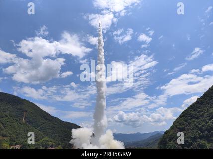 Xichang. 14 agosto 2023. Un razzo vettore Kuaizhou-1A che trasporta cinque nuovi satelliti parte dal Centro di lancio satellitare di Xichang nella provincia del Sichuan nel sud-ovest della Cina, 14 agosto 2023. La Cina ha lanciato con successo un razzo vettore Kuaizhou-1A per inviare cinque nuovi satelliti nello spazio dal Centro di lancio satellitare Xichang nella provincia del Sichuan nel sud-ovest della Cina lunedì. I satelliti Da A a e appartenenti alla costellazione di microsatelliti Head-3 sono stati lanciati alle 13:32 (ora di Pechino) ed è entrato nell'orbita pianificata con successo. Credito: HU Xujie/Xinhua/Alamy Live News Foto Stock