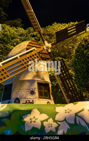 Il mulino a vento olandese con mucche prese in Dutch Square di notte, Malacca, Malesia Foto Stock