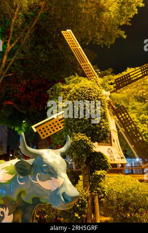 Il mulino a vento olandese con mucche prese in Dutch Square di notte, Malacca, Malesia Foto Stock