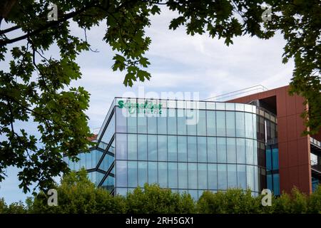 Facciata della sede centrale di Schneider Electric, una multinazionale francese specializzata nell'automazione digitale e nella gestione dell'energia Foto Stock