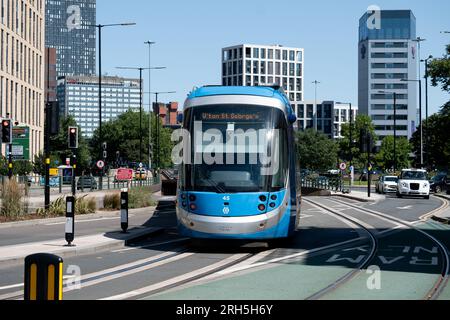 West Midlands Metro tram a Five Ways, Birmingham, West Midlands, Inghilterra, Regno Unito Foto Stock