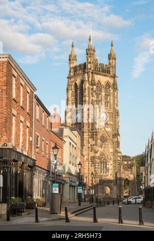 La chiesa di St Mary, elencata come chiesa, vista lungo Market Place nella città vecchia di Stockport, Inghilterra, Regno Unito Foto Stock