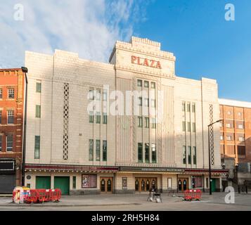 L'edificio storico del cinema e del teatro in stile Art Deco Plaza a Stockport, Inghilterra, Regno Unito Foto Stock