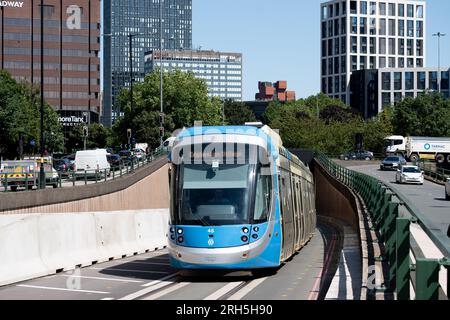 West Midlands Metro tram a Five Ways, Birmingham, Regno Unito Foto Stock