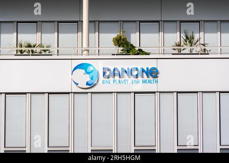 Firma e logo sull'edificio della sede centrale di Danone. Danone è un gruppo multinazionale francese che produce e vende prodotti alimentari Foto Stock