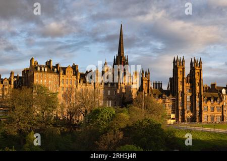 Città di Edimburgo in Scozia, Regno Unito. Città vecchia al tramonto con New College sul tumulo e guglia dell'edificio Hub. Foto Stock