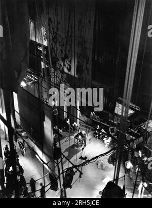 Sul set candida dall'alto durante le riprese di prove / audizione sul palco per 42ND STREET 1933 il regista LLOYD BACON dance Numbers BUSBY BERKELEY testi al Dubin musica Harry Warren produttore Darryl F. Zanuck Warner Bros. Foto Stock