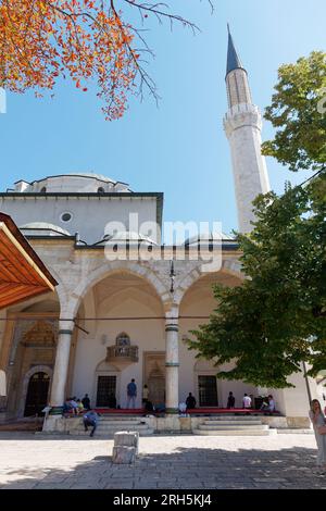 Persone che pregano fuori dalla Moschea Gazi Husrev-Beg, una moschea ottomana del XVI secolo, Sarajevo, Bosnia ed Erzegovina, 13 agosto 2023. Foto Stock