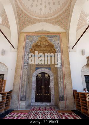 Elaborata porta d'ingresso all'esterno della moschea Gazi Husrev-Beg, una moschea ottomana del XVI secolo, Sarajevo, Bosnia ed Erzegovina, 13 agosto 2023. Foto Stock