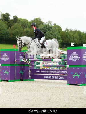 Le pin Au Haras, Francia. 13 agosto 2023. Tom JACKSON di Gran Bretagna con Capels Hollow Drift durante lo showjumping al FEI Eventing European Championship il 13 agosto 2023, Haras du pin, Francia (foto di Maxime David/MXIMD Pictures - mximd.com) credito: MXIMD Pictures/Alamy Live News Foto Stock