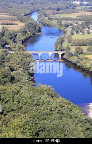 Vue aérienne de la rivière Dordogne entre Domme et la Roque-Gageac en Périgord Noir. La vallée de la Dordogne est une région de polyculture et de tour Foto Stock