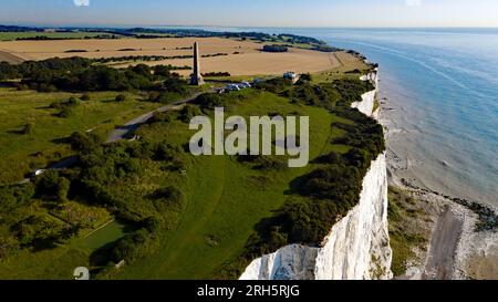 Immagine aerea da un drone che guarda indietro al dover Patrol Memorial e all'ex stazione di guardia costiera, St Margret's Bay, Kent Foto Stock