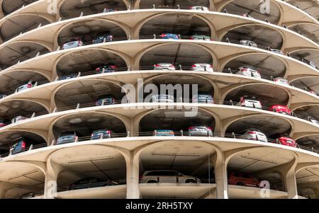 Chicago, Illinois, USA - 13 aprile 2012: Vista del complesso edilizio Tower of the Marina City con il suo parcheggio a spirale nel centro di Chicago. Foto Stock