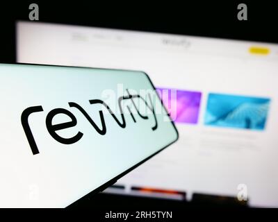 Telefono cellulare con logo della società americana Revvity Inc. Sullo schermo di fronte al sito Web aziendale. Mettere a fuoco sul lato sinistro del display del telefono. Foto Stock