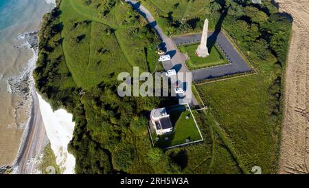 Immagine aerea da un drone che guarda indietro al dover Patrol Memorial e all'ex stazione di guardia costiera, St Margret's Bay, Kent Foto Stock