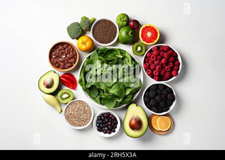 Una diversa composizione di alimenti nutrienti presentati elegantemente in una disposizione equilibrata. Foto Stock