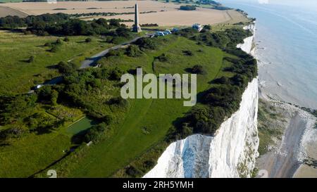 Immagine aerea da un drone che guarda indietro al dover Patrol Memorial e all'ex stazione di guardia costiera, St Margret's Bay, Kent Foto Stock