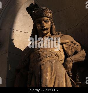 Statua di János Hunyadi (1407 - 1456), governatore del Regno d'Ungheria dal 1446 al 1452 e comandante ungherese contro i turchi ottomani, da Johachim Hutterer (1835 - 1907). La statua si trova nel portico rivolto a est della basilica di Esztergom in Ungheria. Foto Stock