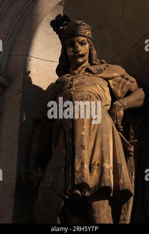 Statua in pietra calcarea di Johachim Hutterer (1835 - 1907) dell'eroe militare ungherese, János Hunyadi (1407 - 1456), nel portico rivolto a est della basilica di Esztergom in Ungheria. Foto Stock