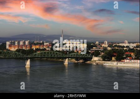 Città slovacca di Štúrovo e ponte di Mária Valéria del tardo XIX secolo, vista dal lato ungherese del Danubio. Foto Stock