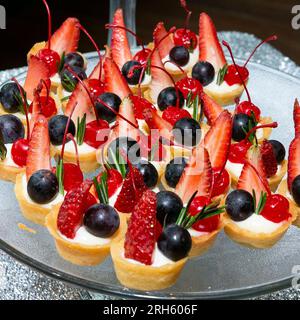 Eventi sociali; presentazione individuale di dessert per gli ospiti alla reception Foto Stock