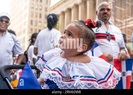 New York, New York, USA. 13 agosto 2023. Atmosfera durante la Parata del giorno Dominicano sulla 6th avenue a New York. Il presidente della Repubblica Dominicana Luis Abinader e la First Lady Raquel Arbaje hanno fatto prigionieri migliaia di partecipanti e spettatori, nonché molti funzionari eletti tra cui il governatore Kathy Hochul, il sindaco Eric Adams, il procuratore generale Letitia James, il senatore Charles Schumer e altri, in un giorno caldo e umido di celebrazione della cultura dominicana. (Immagine di credito: © Lev Radin/Pacific Press via ZUMA Press Wire) SOLO USO EDITORIALE! Non per USO commerciale! Foto Stock