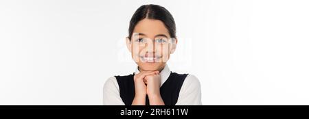 felice studentessa in giubbotto nero che guarda la fotocamera isolata su un'uniforme bianca, scolastica, eccitata, striscione Foto Stock