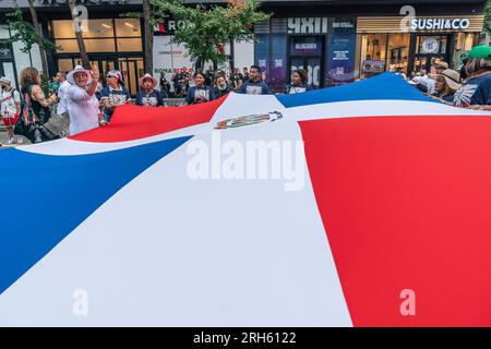 New York, New York, USA. 13 agosto 2023. Atmosfera durante la Parata del giorno Dominicano sulla 6th avenue a New York. Il presidente della Repubblica Dominicana Luis Abinader e la First Lady Raquel Arbaje hanno fatto prigionieri migliaia di partecipanti e spettatori, nonché molti funzionari eletti tra cui il governatore Kathy Hochul, il sindaco Eric Adams, il procuratore generale Letitia James, il senatore Charles Schumer e altri, in un giorno caldo e umido di celebrazione della cultura dominicana. (Immagine di credito: © Lev Radin/Pacific Press via ZUMA Press Wire) SOLO USO EDITORIALE! Non per USO commerciale! Foto Stock