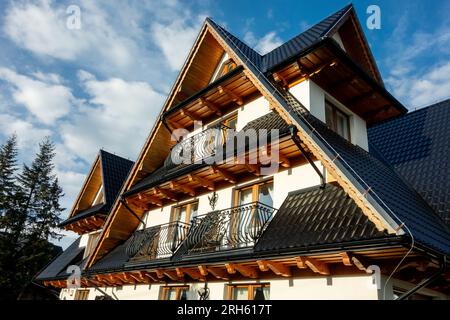 MURZASICHLE, POLONIA - 28 APRILE 2023: Hotel Sadelski Dwor a Murzasichle, Polonia, sulle montagne dell'alta Tatra con tipico stile architettonico per questo sono Foto Stock