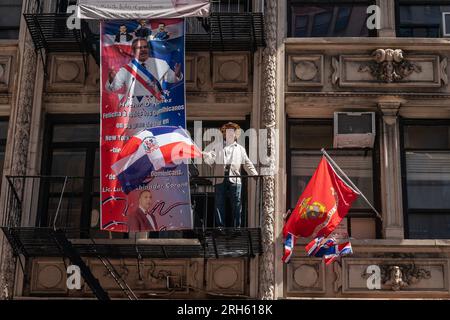 New York, New York, USA. 13 agosto 2023. Atmosfera durante la Parata del giorno Dominicano sulla 6th avenue a New York. Il presidente della Repubblica Dominicana Luis Abinader e la First Lady Raquel Arbaje hanno fatto prigionieri migliaia di partecipanti e spettatori, nonché molti funzionari eletti tra cui il governatore Kathy Hochul, il sindaco Eric Adams, il procuratore generale Letitia James, il senatore Charles Schumer e altri, in un giorno caldo e umido di celebrazione della cultura dominicana. (Immagine di credito: © Lev Radin/Pacific Press via ZUMA Press Wire) SOLO USO EDITORIALE! Non per USO commerciale! Foto Stock