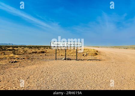 Namibia. Si guida su una strada sterrata, attraversando il Tropico del Capricorno Foto Stock