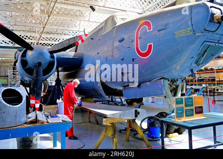 RAF Shackleton aerei anti-sommergibile in fase di restauro presso l'Imperial War Museum di Duxford Foto Stock